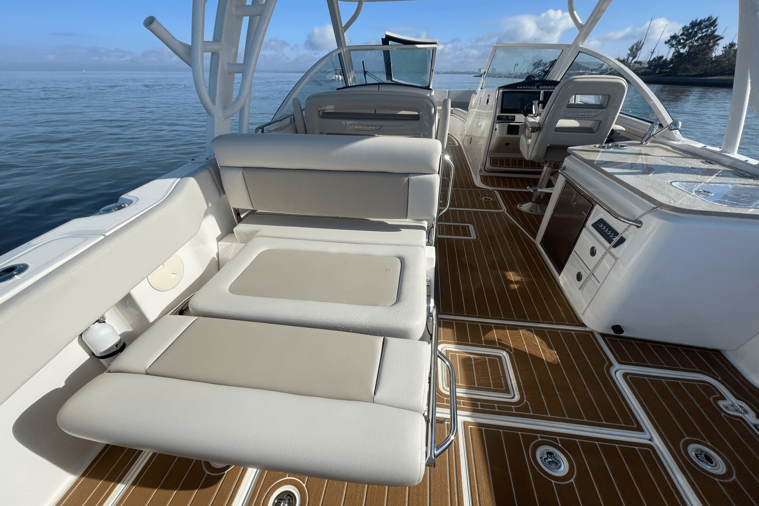 2022 Boston Whaler 320 VANTAGE Image Thumbnail #23