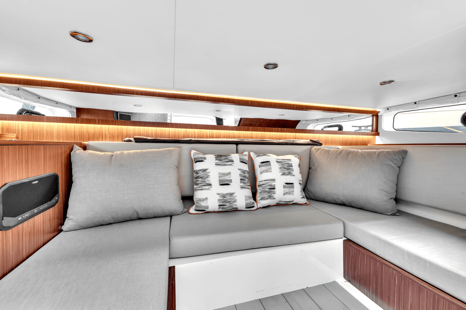 2022 Sea Ray SUNDANCER 370 OUTBOARD Image Thumbnail #24