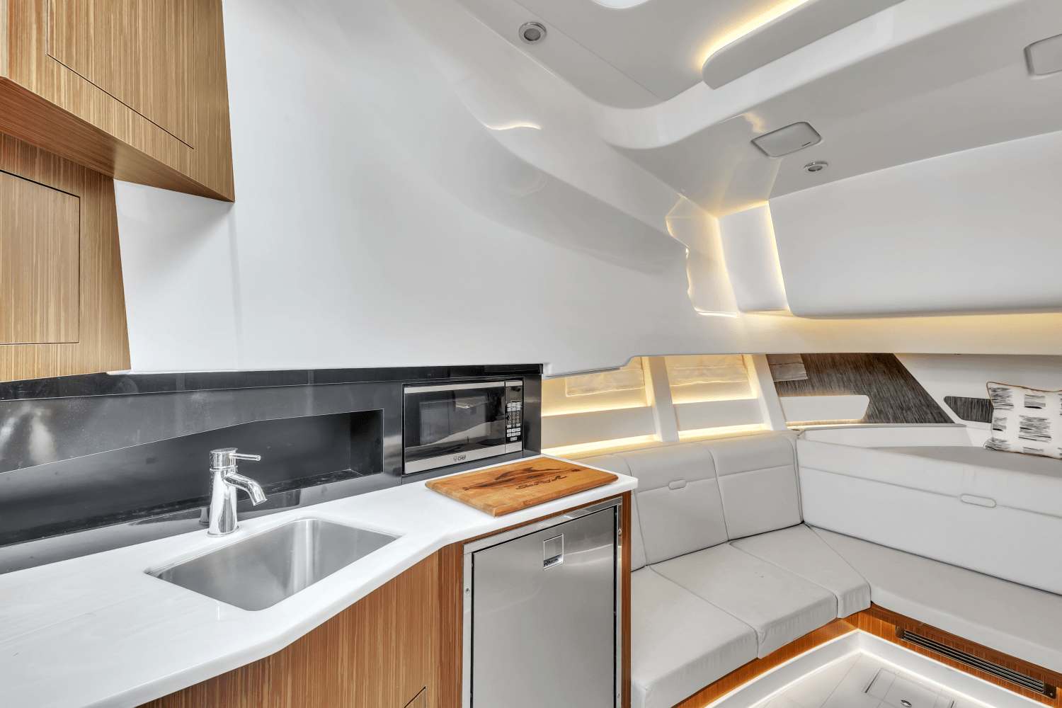 2022 Sea Ray SUNDANCER 370 OUTBOARD Image Thumbnail #13