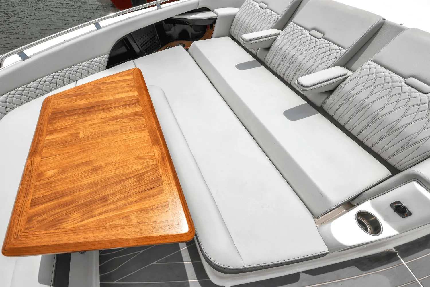 2022 Sea Ray SUNDANCER 370 OUTBOARD Image Thumbnail #28