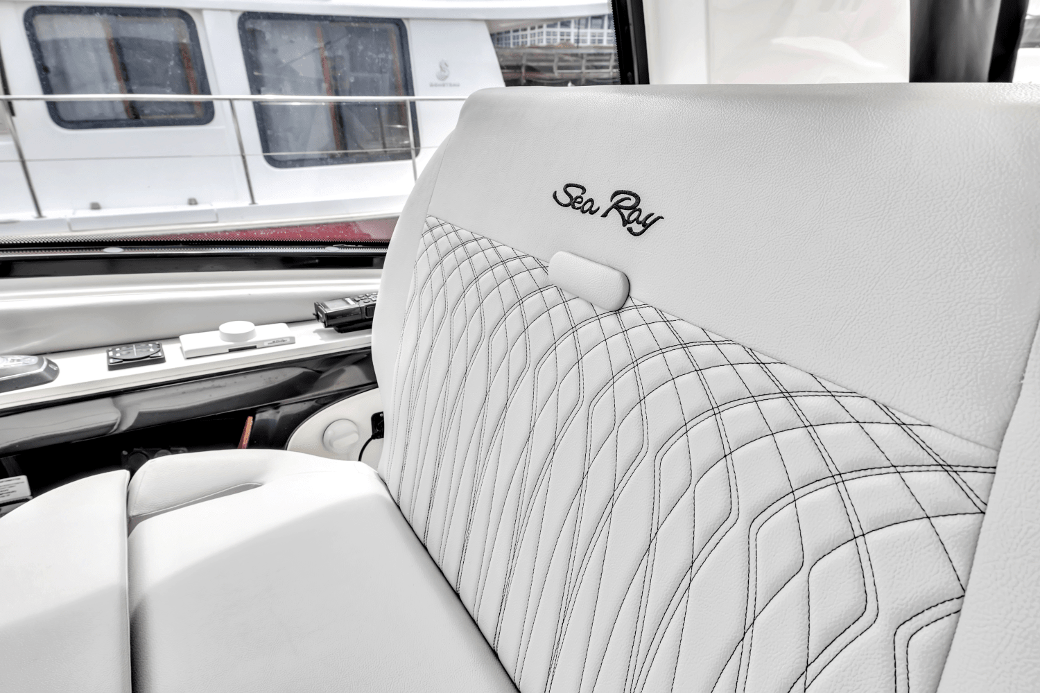 2022 Sea Ray SUNDANCER 370 OUTBOARD Image Thumbnail #10