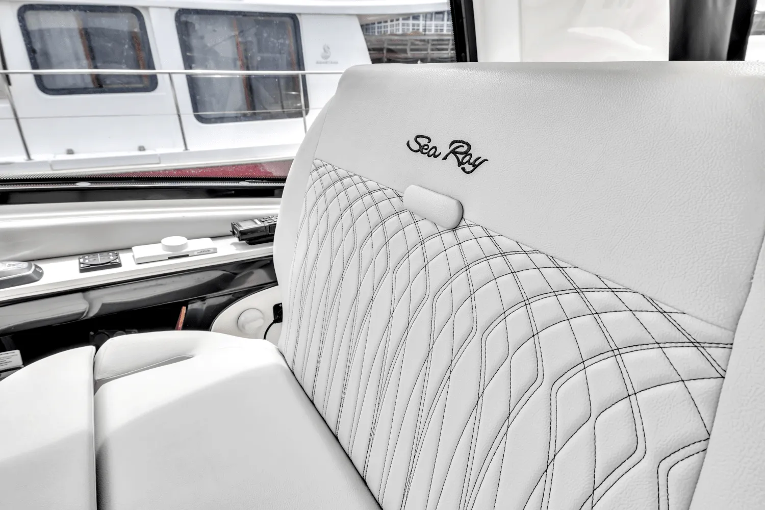 2022 Sea Ray SUNDANCER 370 OUTBOARD Image Thumbnail #10