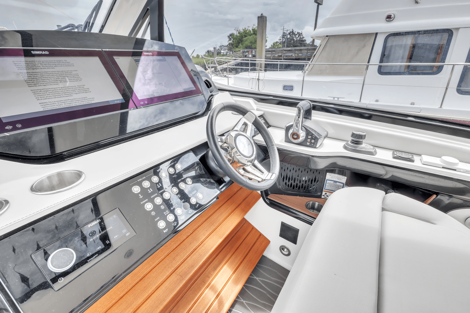 2022 Sea Ray SUNDANCER 370 OUTBOARD Image Thumbnail #11