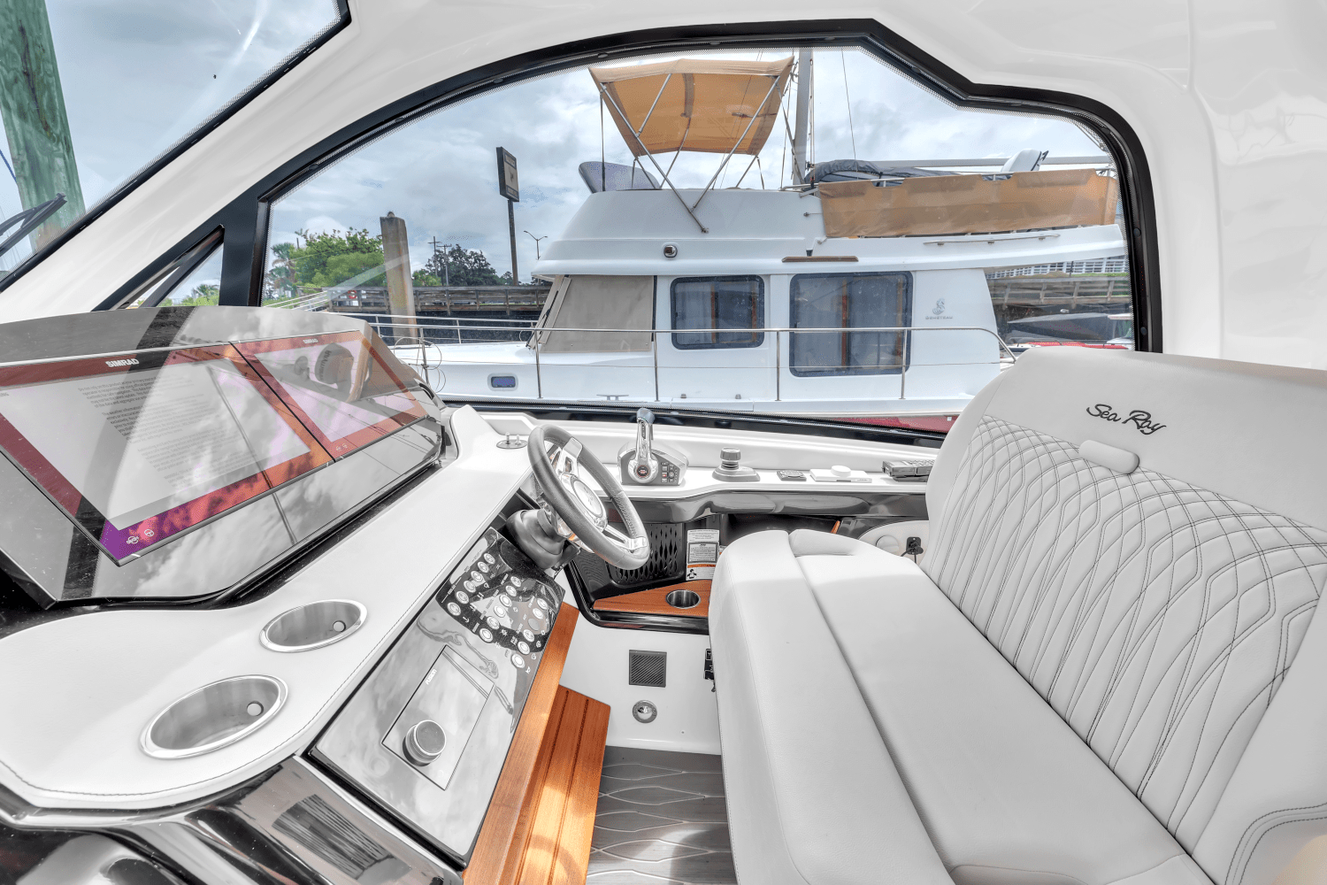 2022 Sea Ray SUNDANCER 370 OUTBOARD Image Thumbnail #12