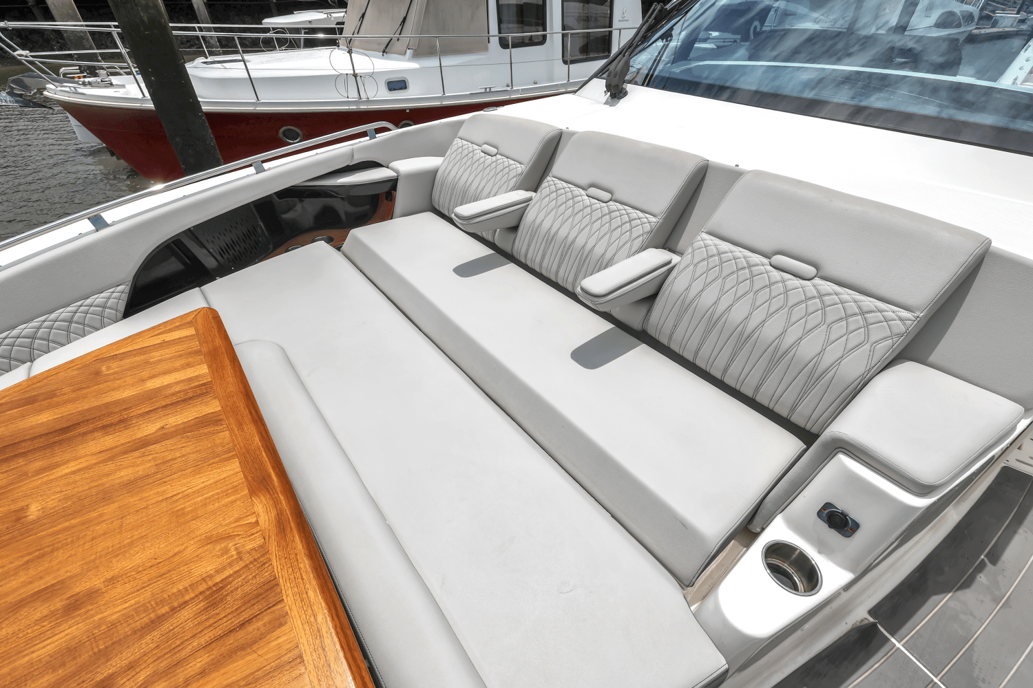 2022 Sea Ray SUNDANCER 370 OUTBOARD Image Thumbnail #27