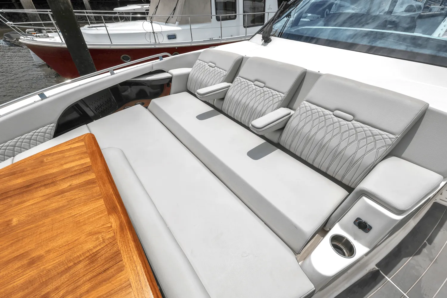 2022 Sea Ray SUNDANCER 370 OUTBOARD Image Thumbnail #27