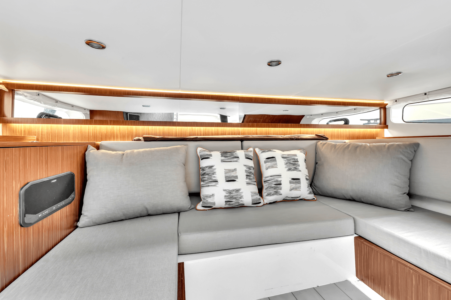 2022 Sea Ray SUNDANCER 370 OUTBOARD Image Thumbnail #23