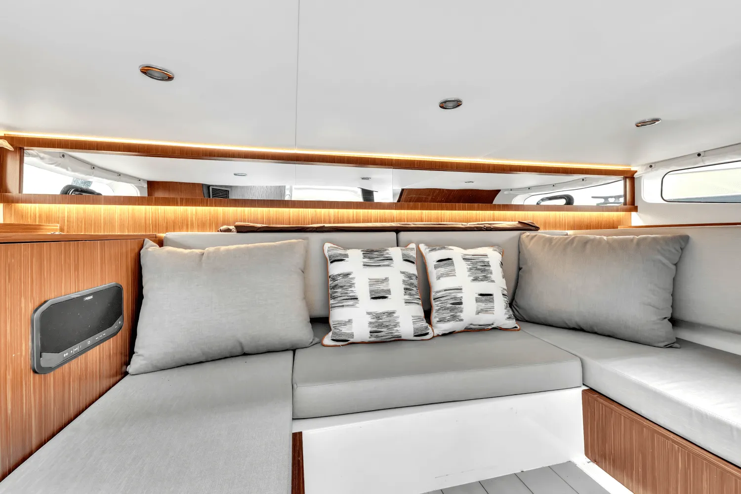 2022 Sea Ray SUNDANCER 370 OUTBOARD Image Thumbnail #23