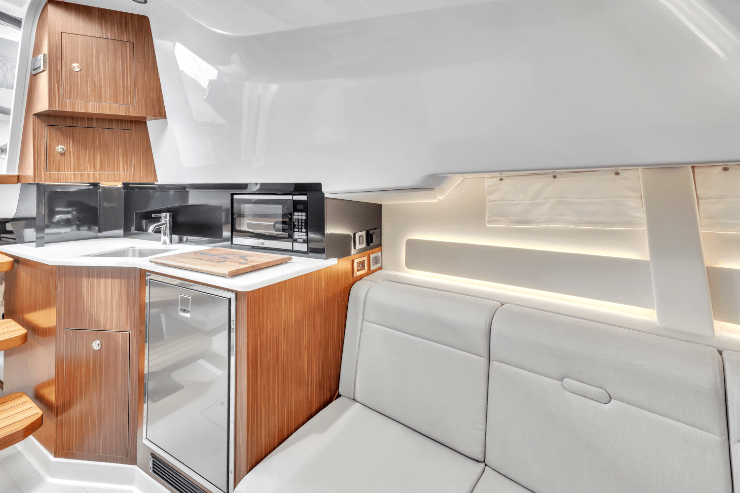 2022 Sea Ray SUNDANCER 370 OUTBOARD Image Thumbnail #15