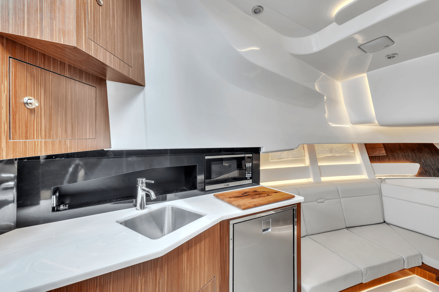 2022 Sea Ray SUNDANCER 370 OUTBOARD Image Thumbnail #14
