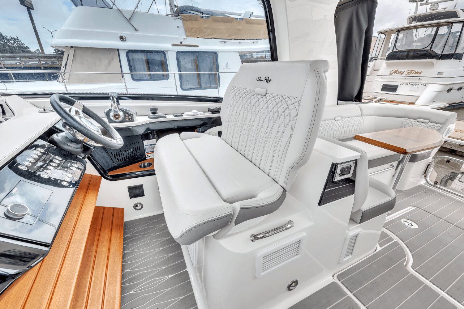2022 Sea Ray SUNDANCER 370 OUTBOARD Image Thumbnail #9