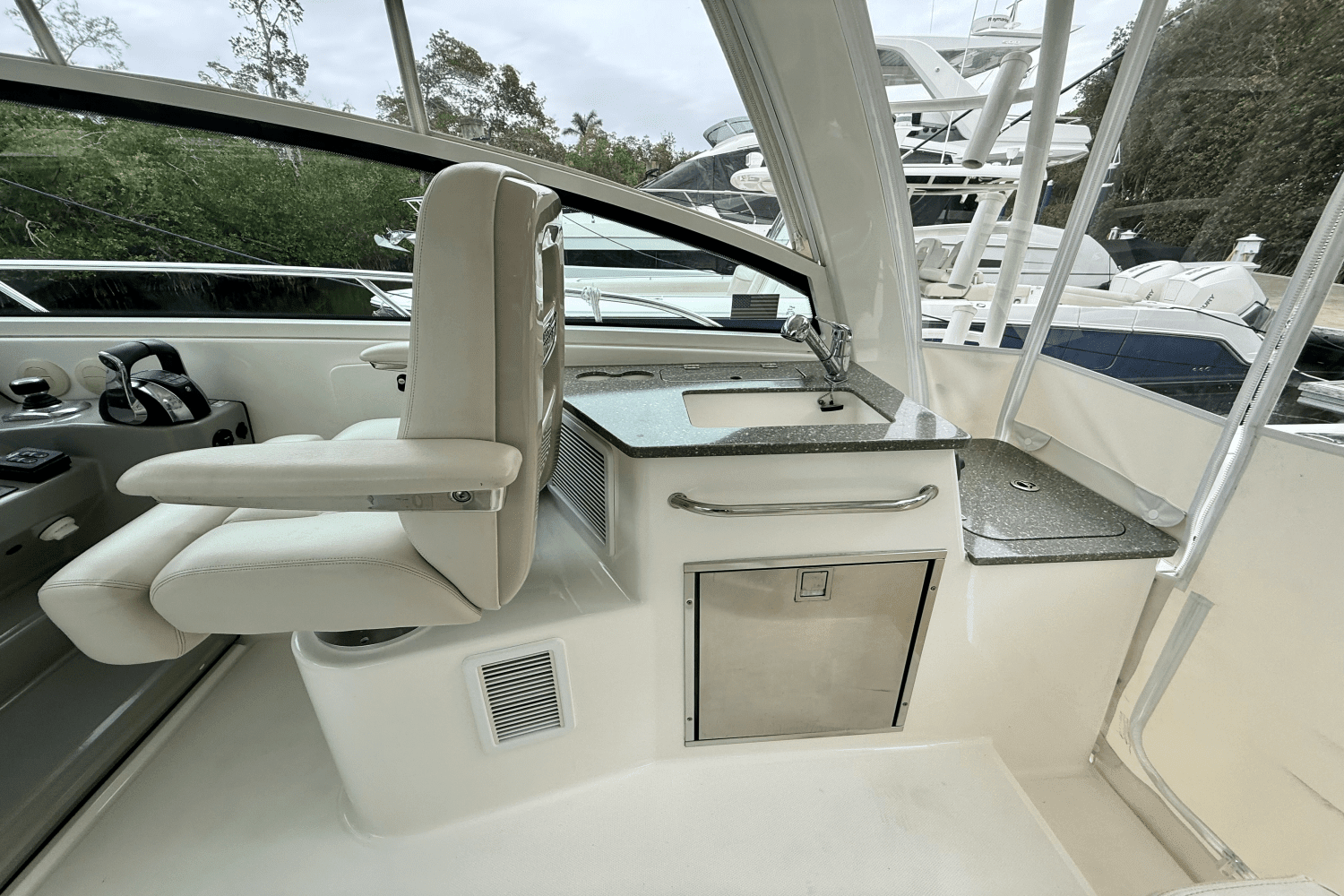 2015 Boston Whaler 345 CONQUEST Image Thumbnail #25