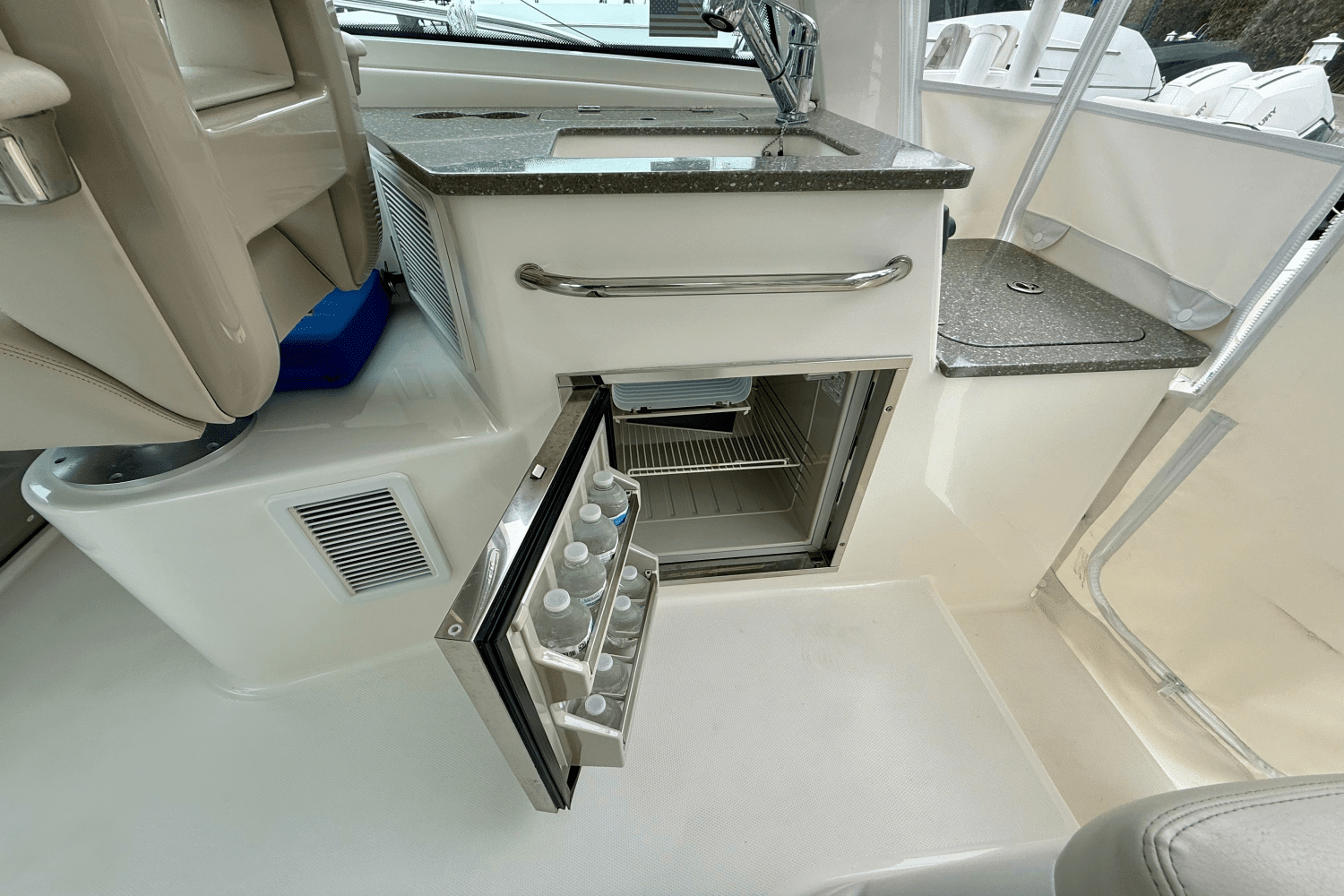 2015 Boston Whaler 345 CONQUEST Image Thumbnail #26