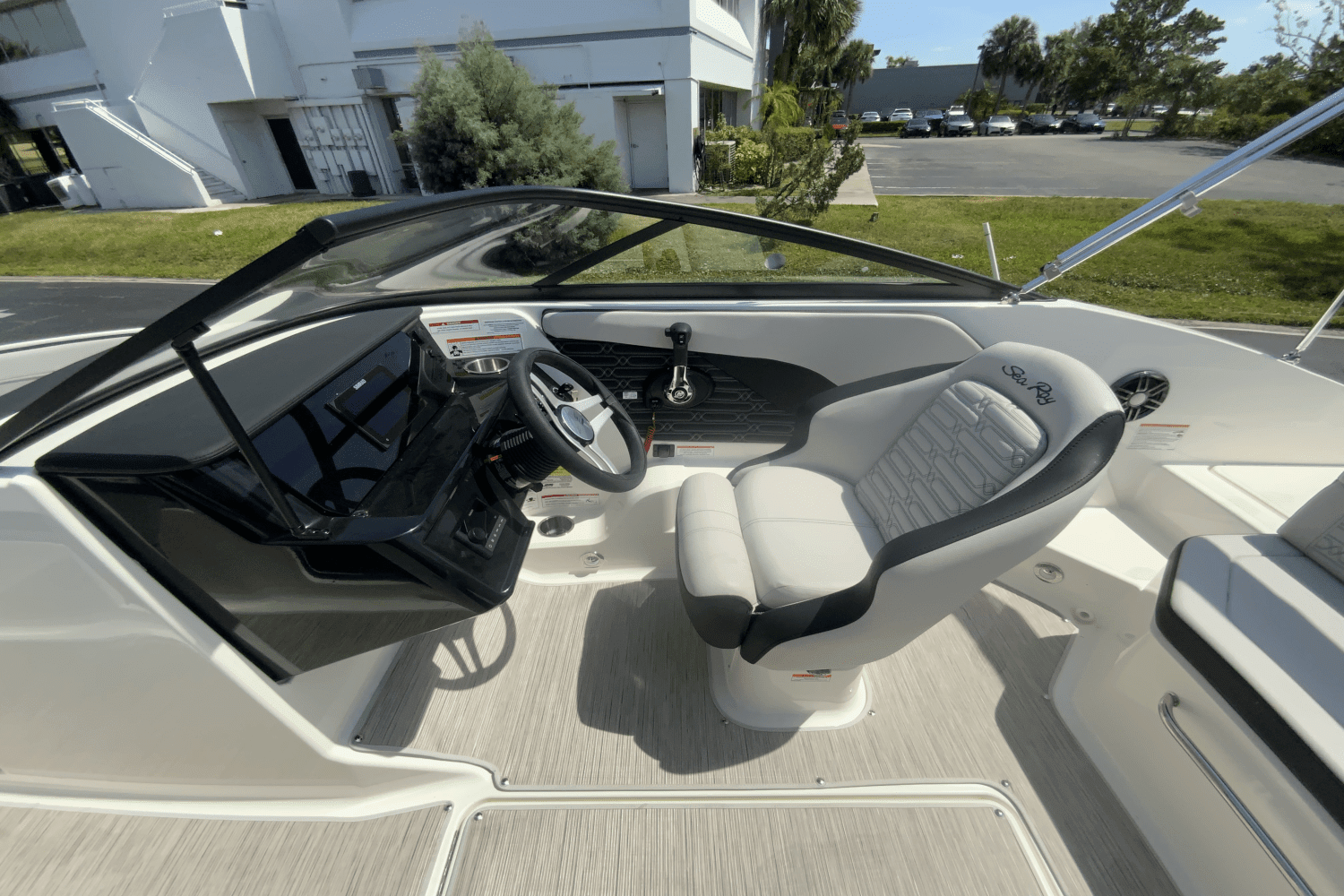 2025 Sea Ray SPX 190 Outboard Image Thumbnail #6