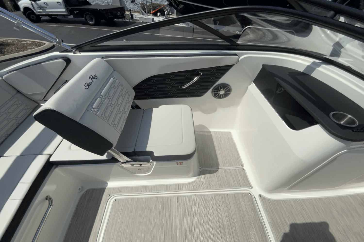 2025 Sea Ray SPX 190 Outboard Image Thumbnail #11