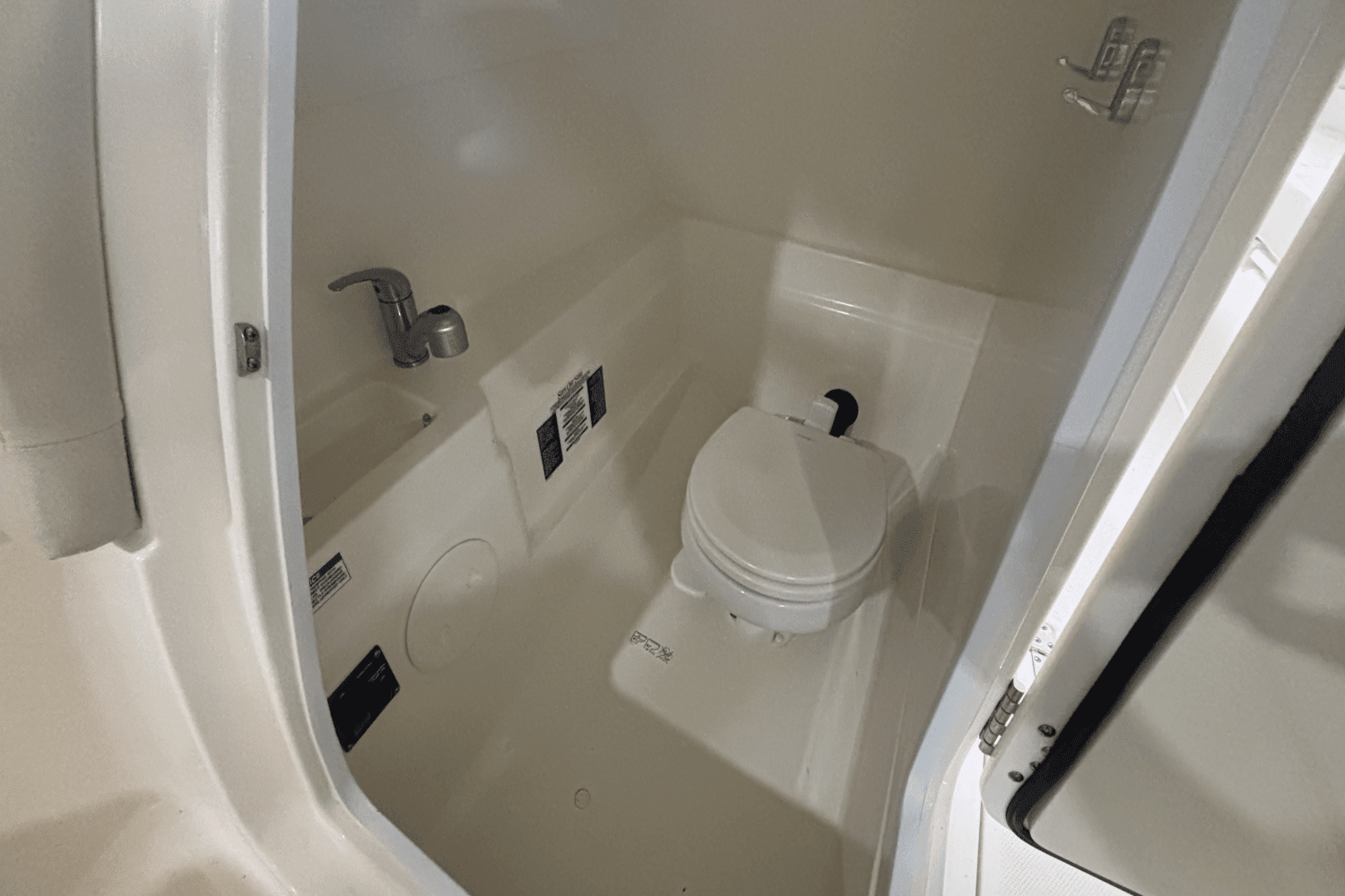 2020 Boston Whaler 230 VANTAGE Image Thumbnail #31