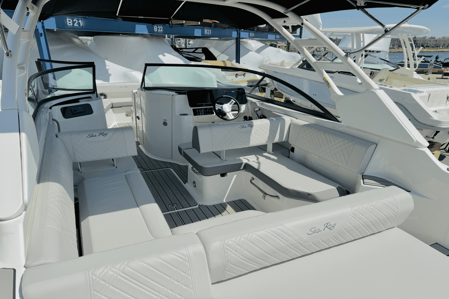 2025 Sea Ray SDX 250 Outboard Image Thumbnail #19