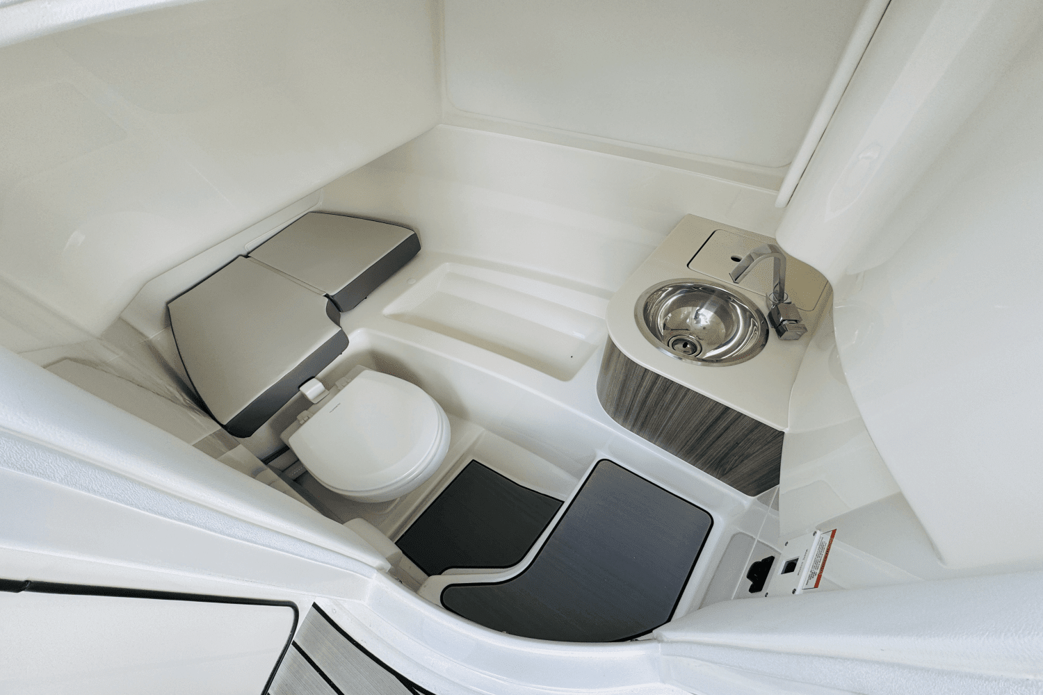 2025 Sea Ray SDX 250 Outboard Image Thumbnail #38