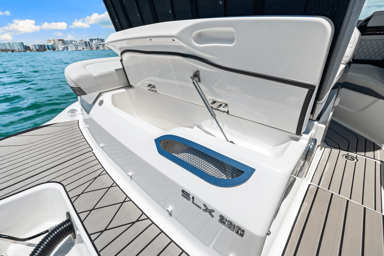 2025 Sea Ray SLX 260 Outboard Image Thumbnail #38