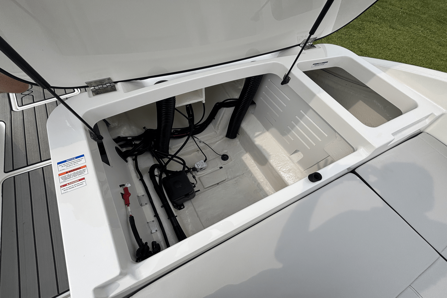 2025 Sea Ray SPX 210 Outboard Image Thumbnail #20