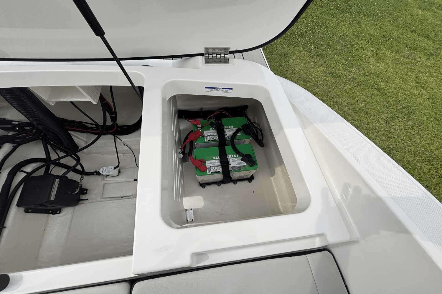 2025 Sea Ray SPX 210 Outboard Image Thumbnail #4
