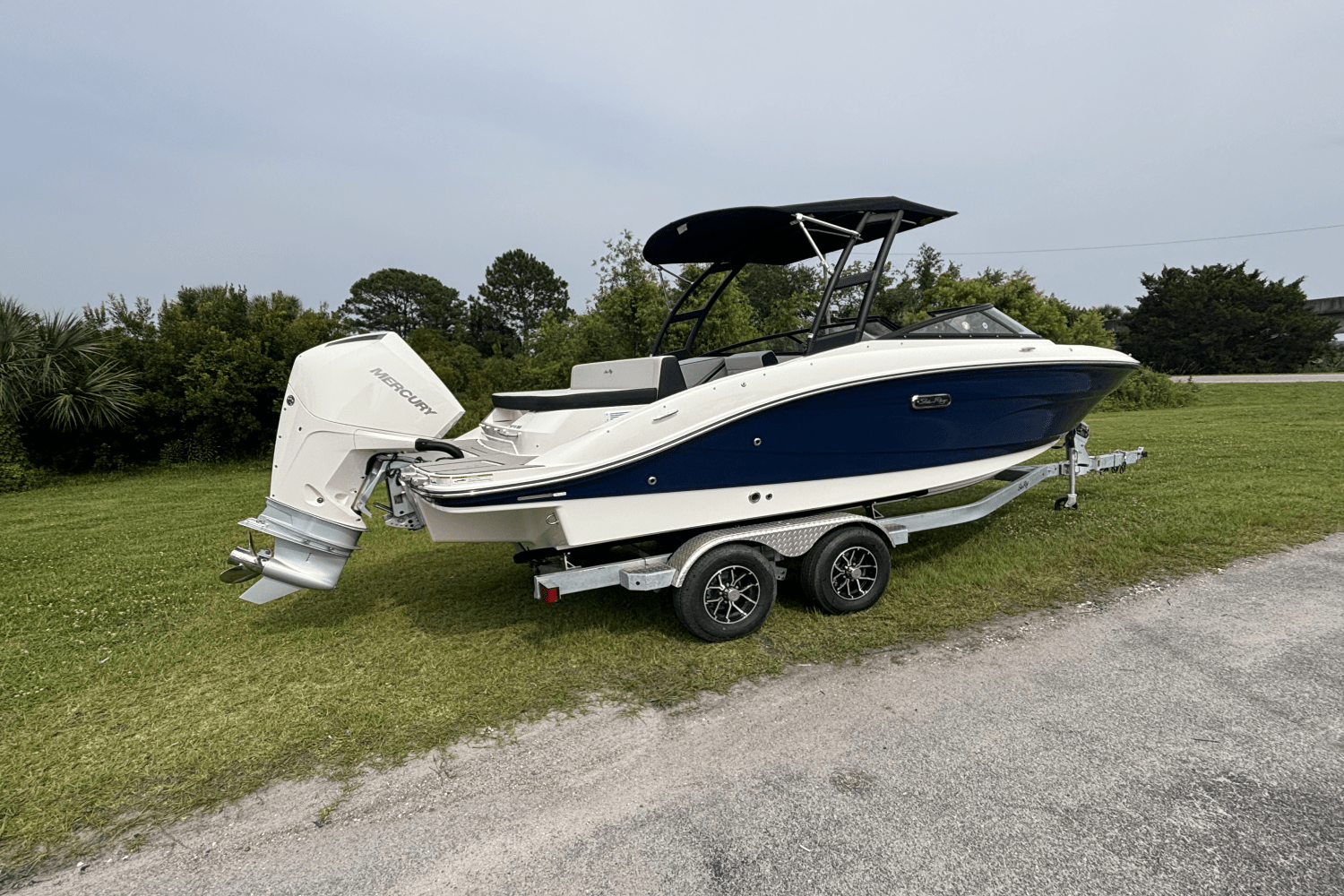 2025 Sea Ray SPX 210 Outboard Image Thumbnail #2