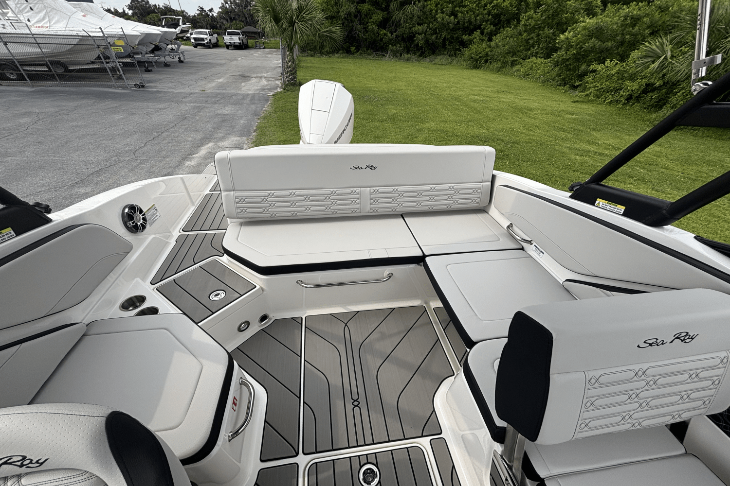 2025 Sea Ray SPX 210 Outboard Image Thumbnail #16