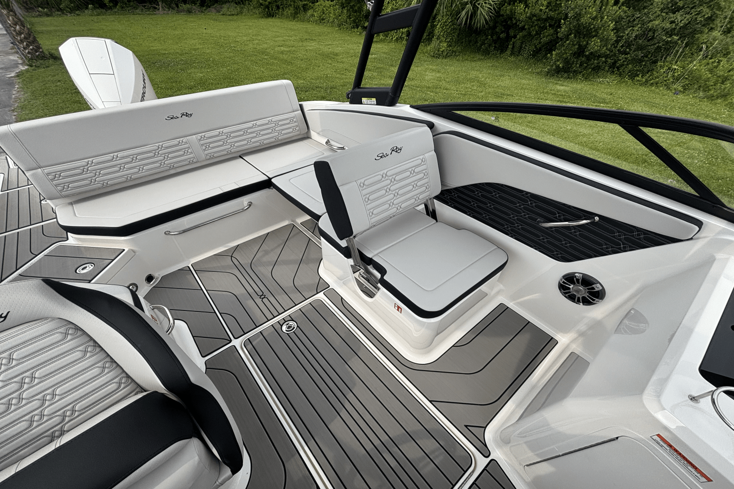 2025 Sea Ray SPX 210 Outboard Image Thumbnail #14