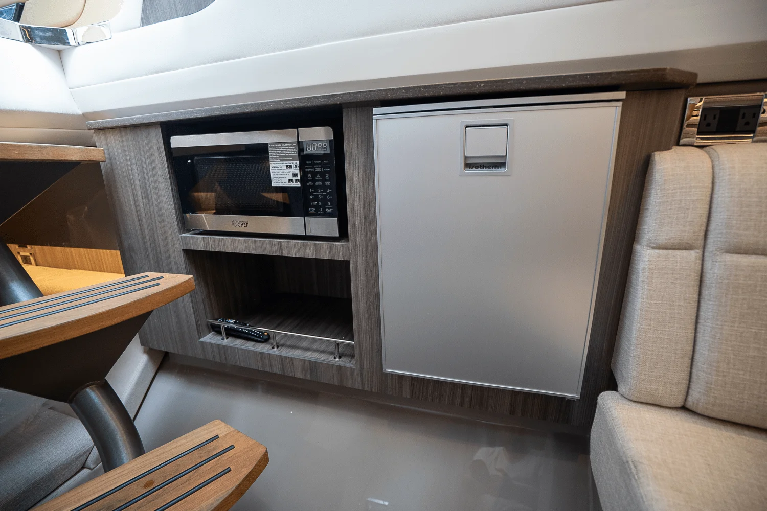 2025 Sea Ray SLX 400 Outboard Image Thumbnail #20