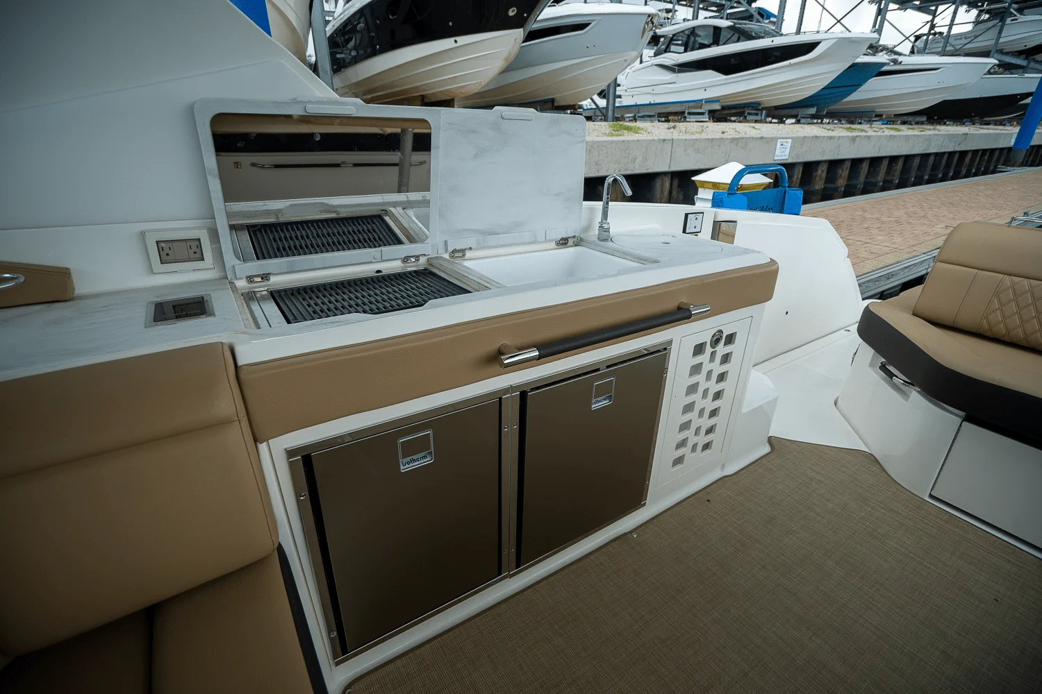 2025 Sea Ray SLX 400 Outboard Image Thumbnail #9