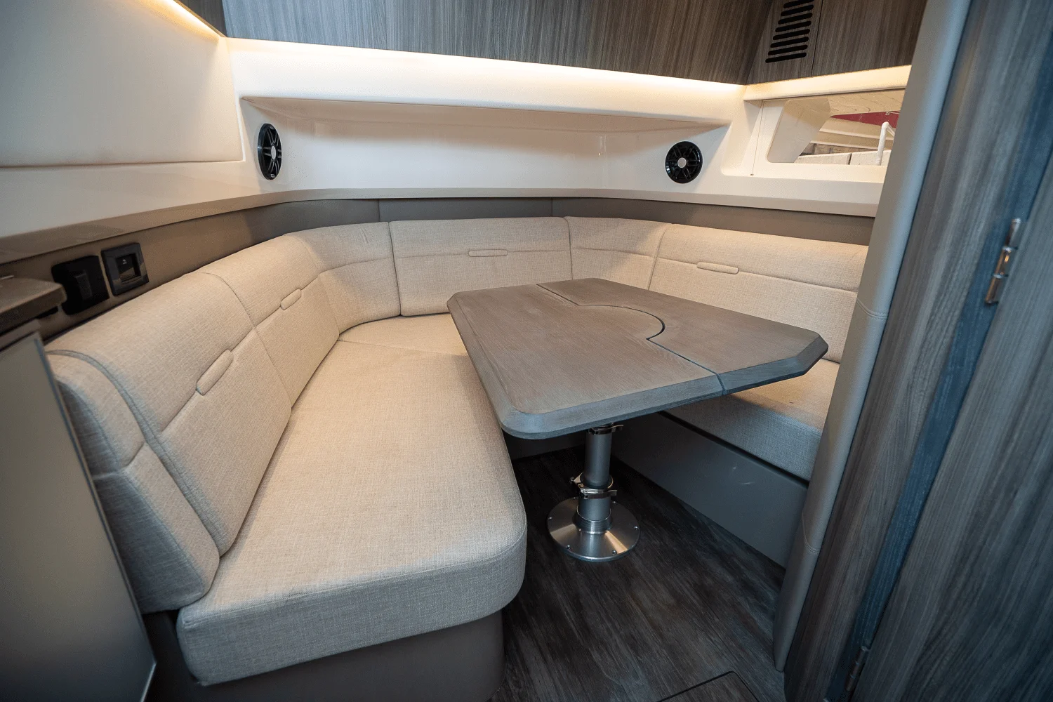 2025 Sea Ray SLX 400 Outboard Image Thumbnail #18