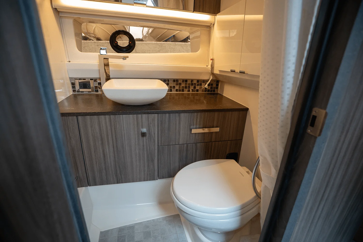 2025 Sea Ray SLX 400 Outboard Image Thumbnail #21