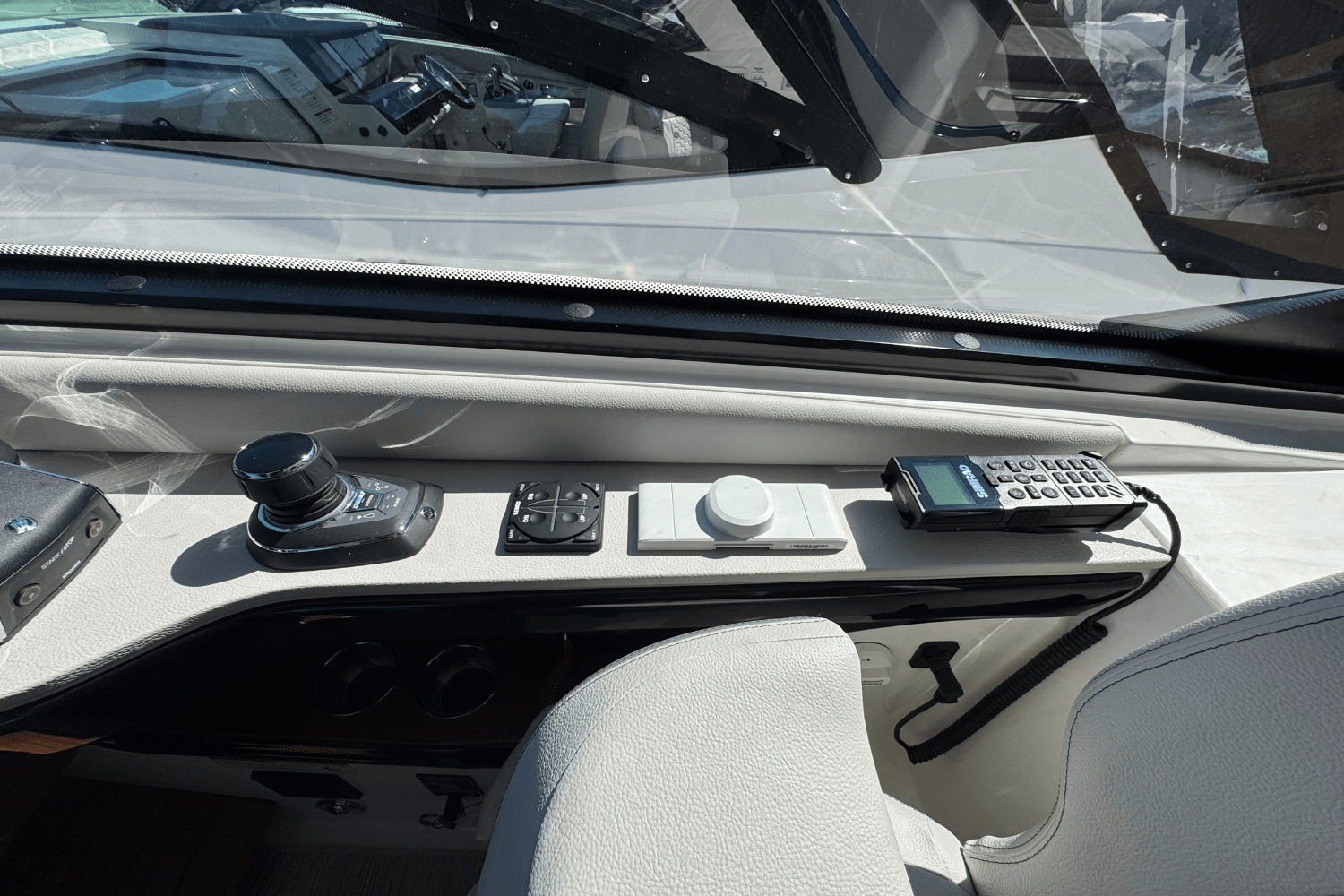 2025 Sea Ray Sundancer 370 Outboard Image Thumbnail #15