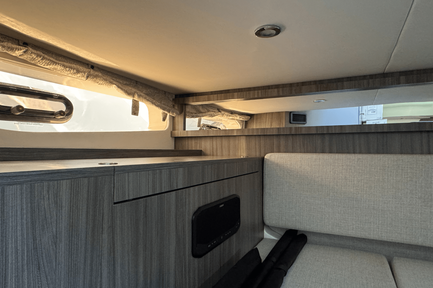 2025 Sea Ray Sundancer 370 Outboard Image Thumbnail #26
