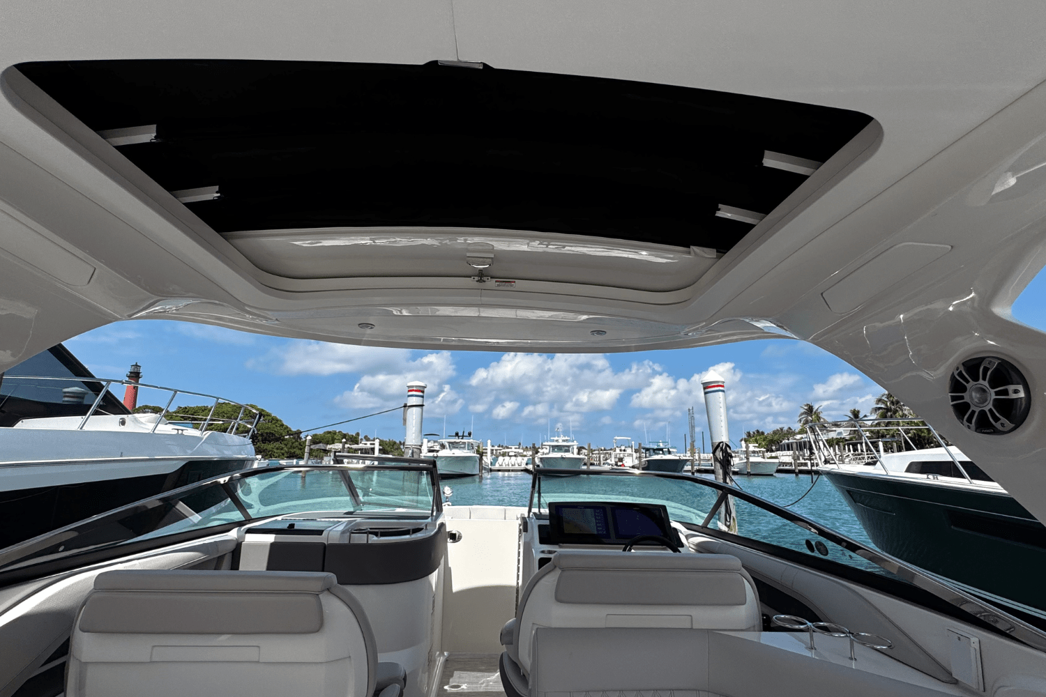 2025 Sea Ray SLX 310 Outboard Image Thumbnail #24