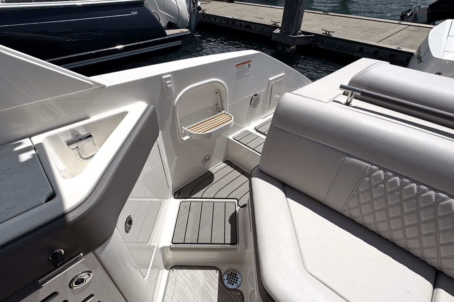 2025 Sea Ray SLX 310 Outboard Image Thumbnail #8