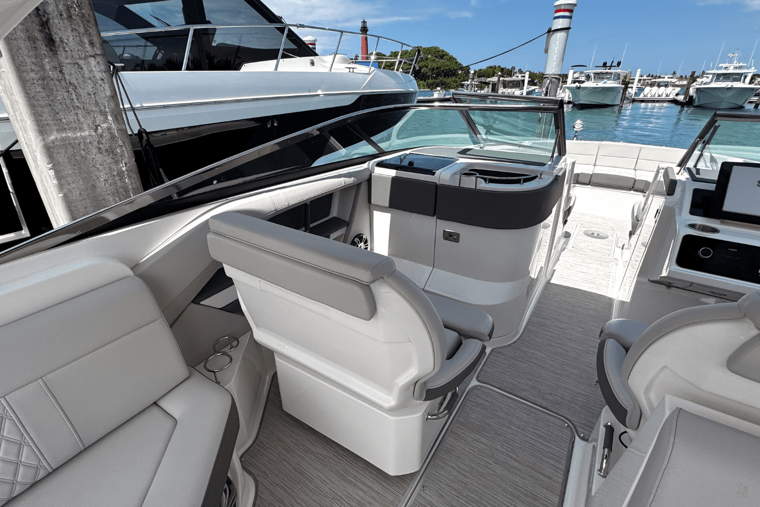 2025 Sea Ray SLX 310 Outboard Image Thumbnail #19