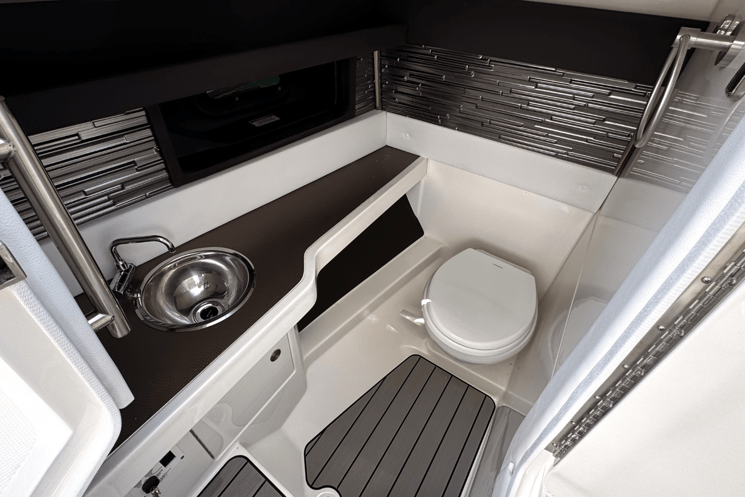 2025 Sea Ray SLX 310 Outboard Image Thumbnail #23