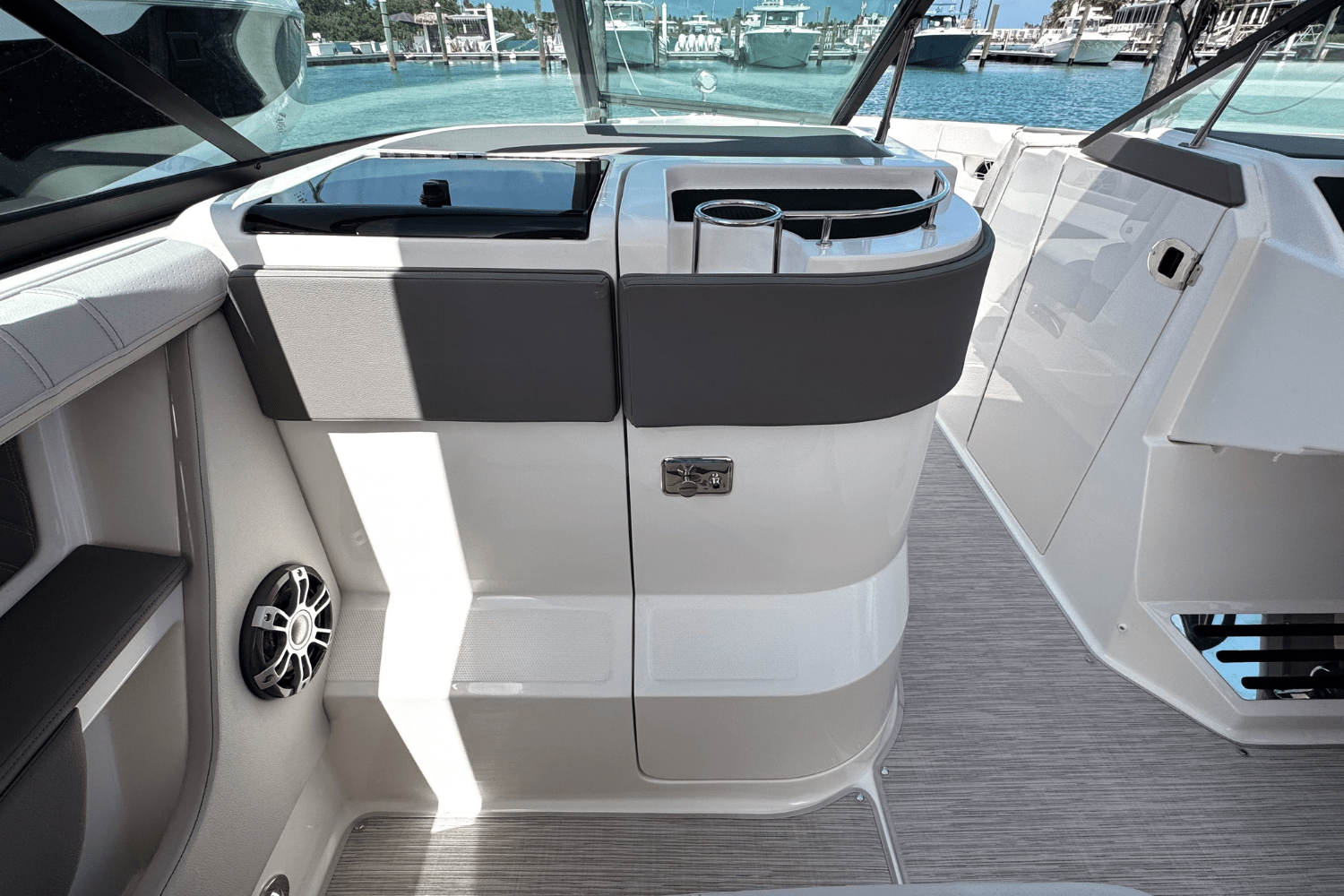 2025 Sea Ray SLX 310 Outboard Image Thumbnail #22