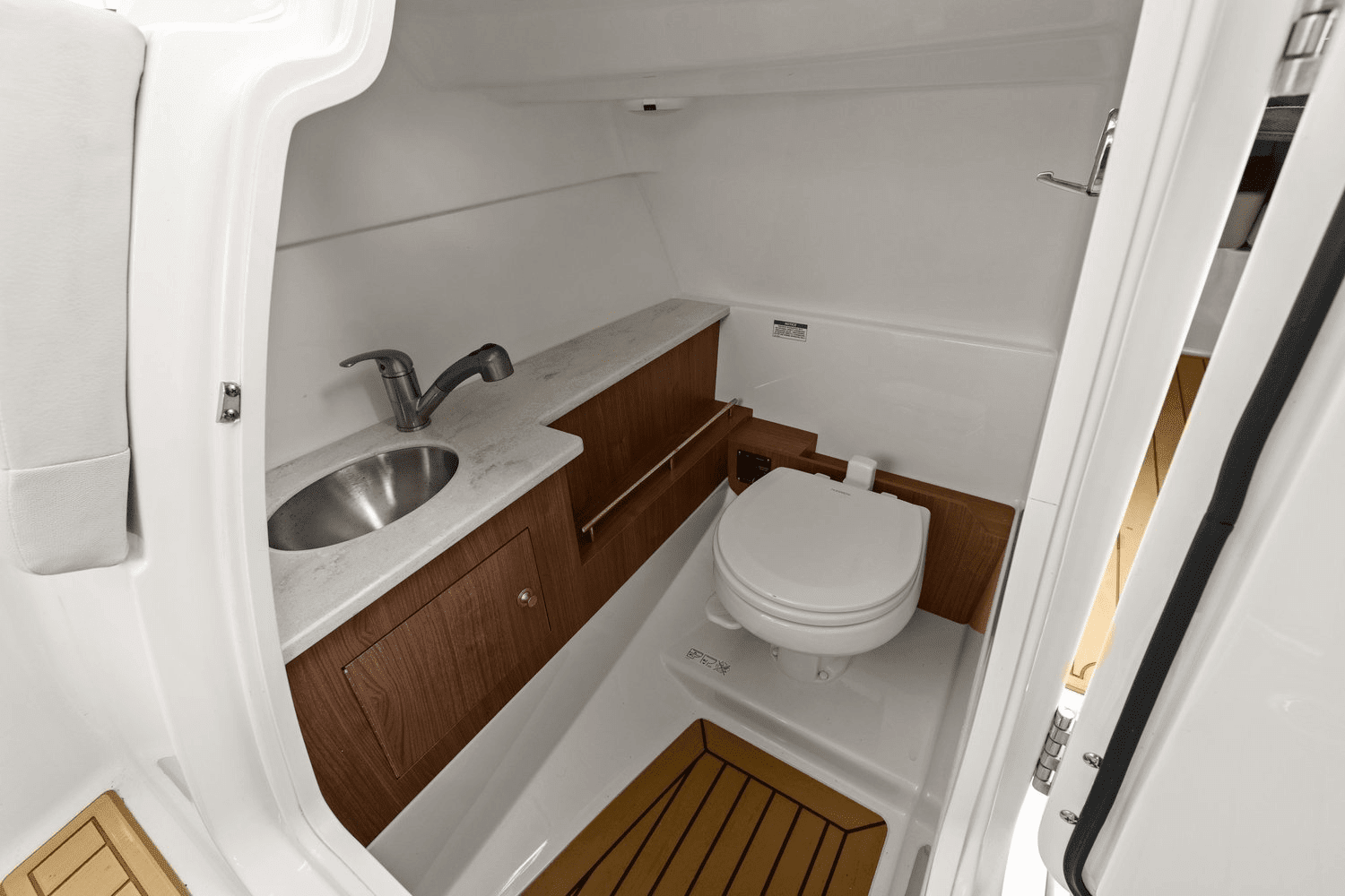 2018 Boston Whaler 270 VANTAGE Image Thumbnail #31