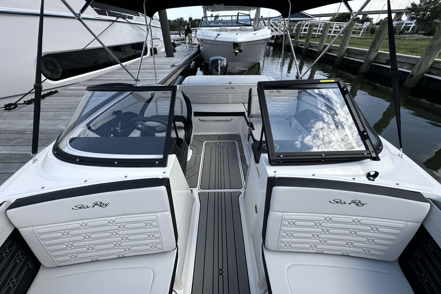 2025 Sea Ray SPX 190 Outboard Image Thumbnail #34