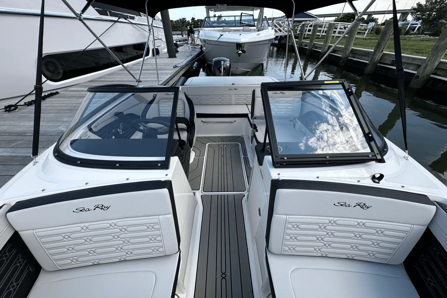2025 Sea Ray SPX 190 Outboard Image Thumbnail #34