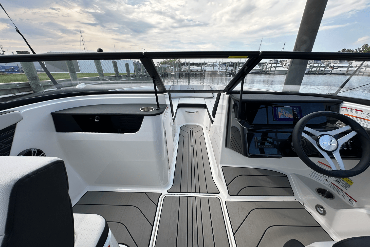 2025 Sea Ray SPX 190 Outboard Image Thumbnail #23