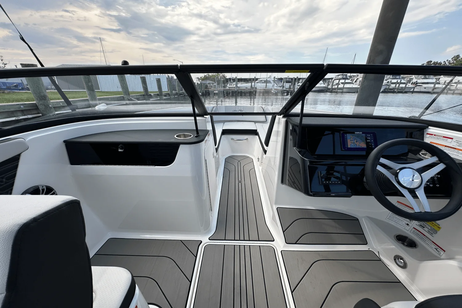 2025 Sea Ray SPX 190 Outboard Image Thumbnail #23