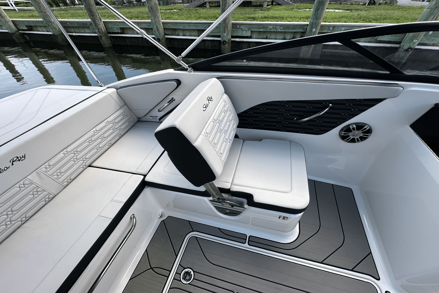 2025 Sea Ray SPX 190 Outboard Image Thumbnail #19