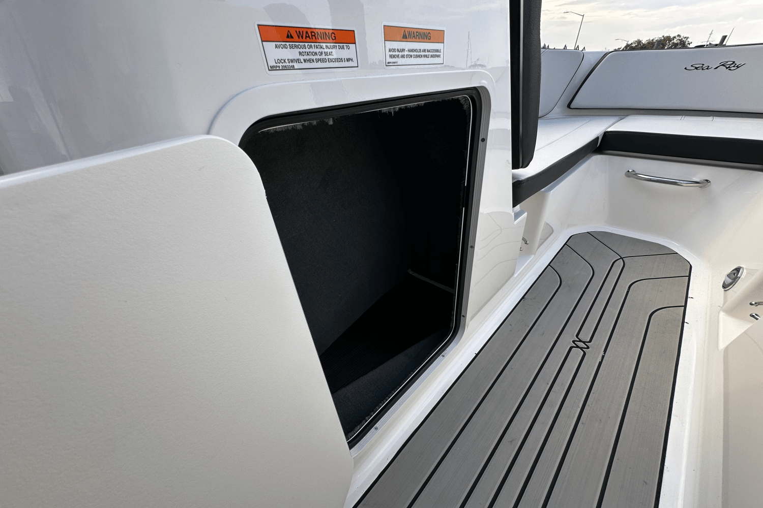 2025 Sea Ray SPX 190 Outboard Image Thumbnail #35