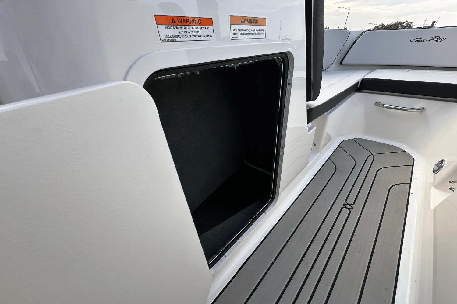 2025 Sea Ray SPX 190 Outboard Image Thumbnail #35