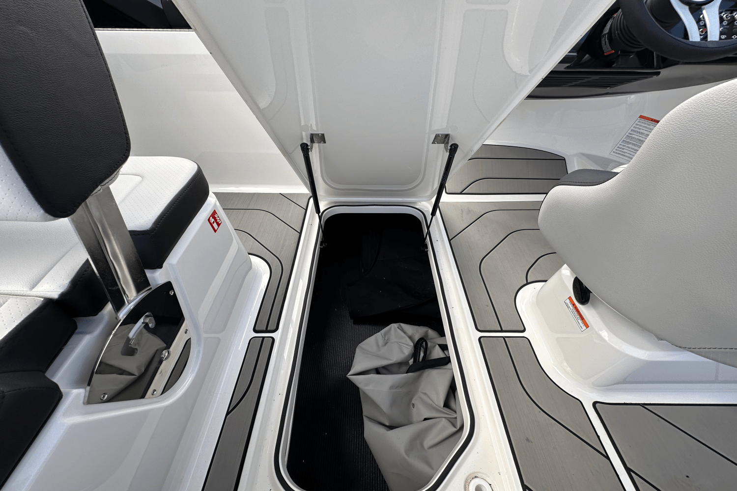 2025 Sea Ray SPX 190 Outboard Image Thumbnail #24