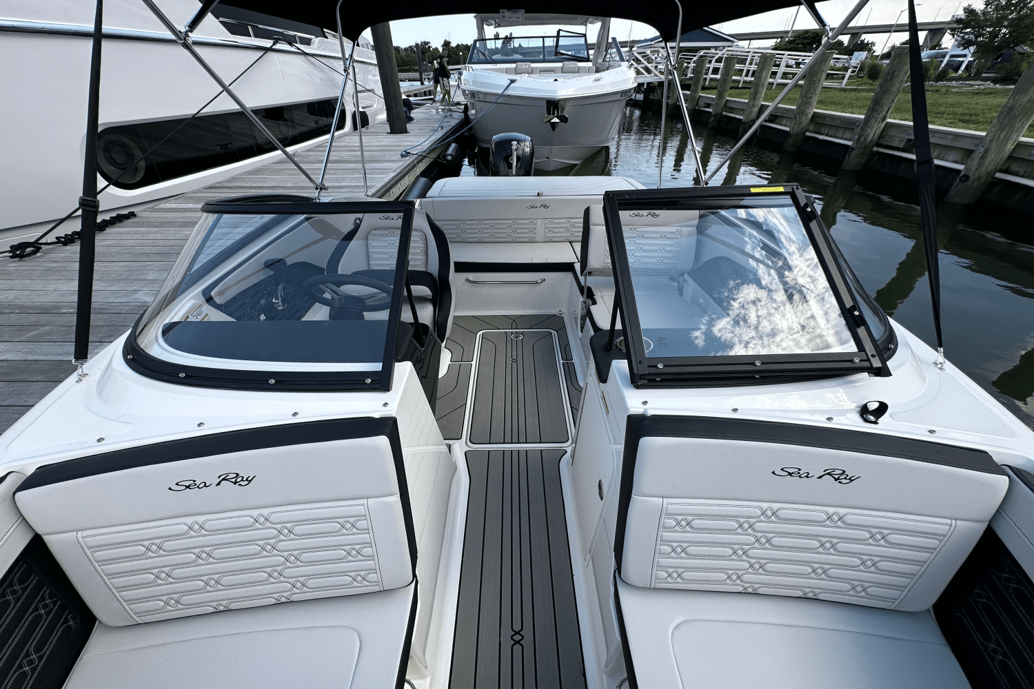 2025 Sea Ray SPX 190 Outboard Image Thumbnail #34