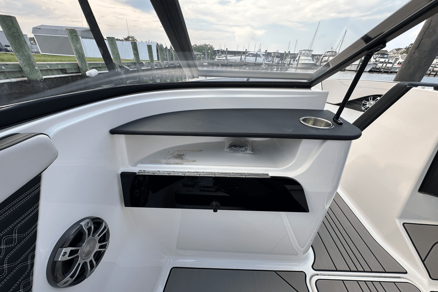 2025 Sea Ray SPX 190 Outboard Image Thumbnail #21